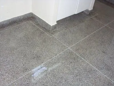 Piso korodur cinza com rodapé no mesmo material
