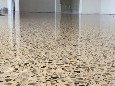 Piso granitina com agregados coloridos após polimento